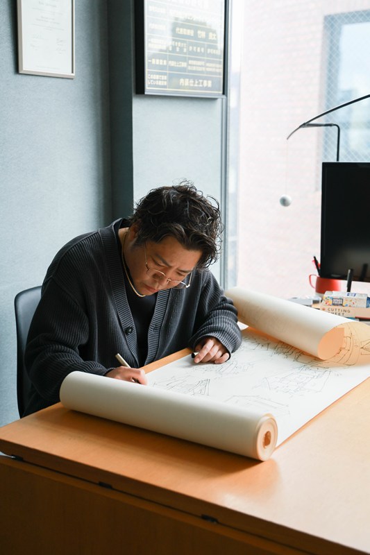 製図する設計士